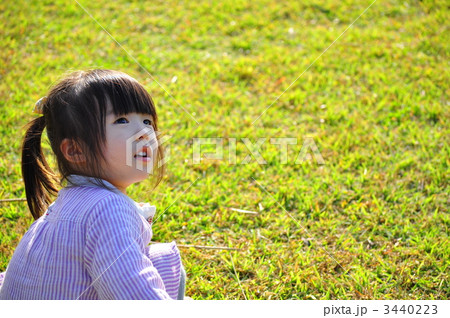 芝生と女の子 芝生と女の子 3440223
