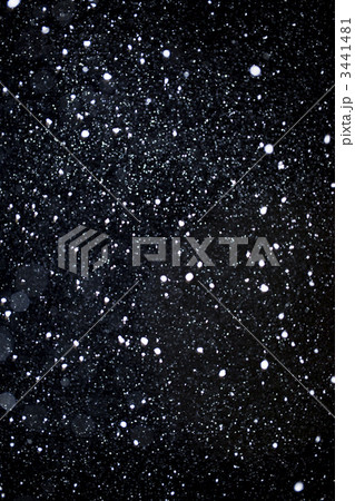 降雪。冬の夜のイメージ。 3441481