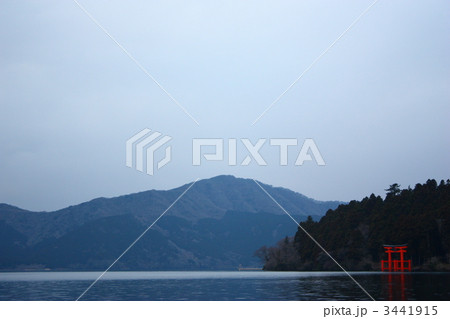 芦ノ湖と鳥居 3441915