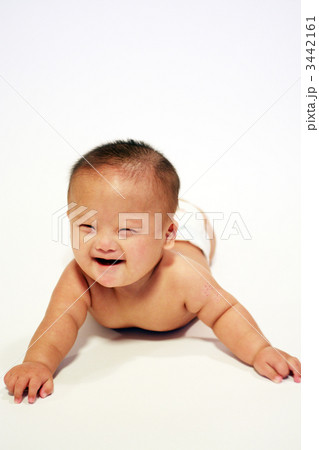寝返りしたうつ伏せの赤ちゃん 寝返りしたうつ伏せの赤ちゃん 3442161