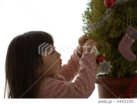 クリスマスツリーに飾りをつける女の子 3442195