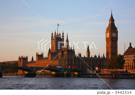 朝日をあびるロンドンの国会議事堂 3442314