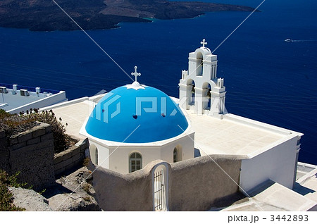 ギリシャサントリーニ島青い屋根の教会の画像ですの写真素材