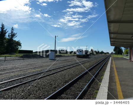 トランツアルパイン鉄道にて列車を待つ 3446405