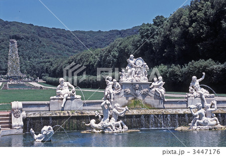 イタリア　カゼルタ王宮の庭園 3447176