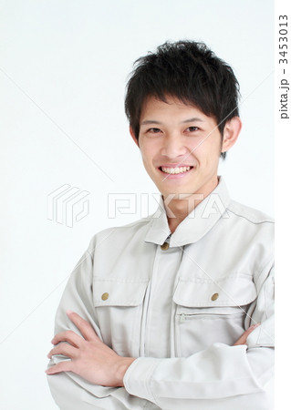 腕を組む若い作業員 3453013