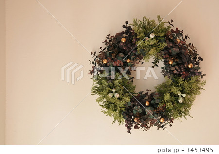 ダークグリーンのクリスマスリース 3453495