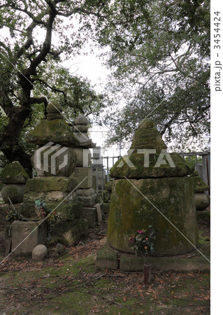 四国霊場第86番札所志度寺、海女の玉取伝説の「海女の墓」 3454424