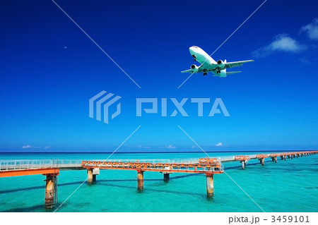 青空の月と飛行機 青空の月と飛行機 3459101