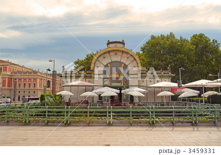 ウィーンのカールプラッツ駅 3459331