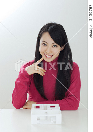 建築模型と女性 3459767