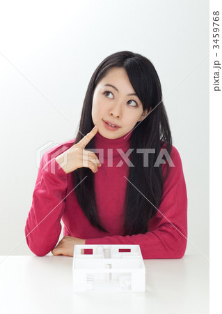 建築模型と女性 3459768