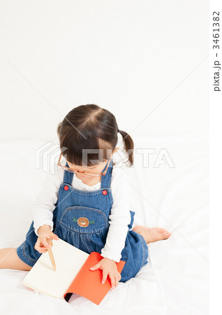 女子 幼児 かわいいの写真素材