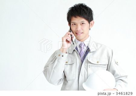 通話する若い作業員 通話する若い作業員 3461829
