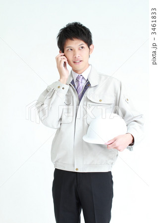 通話する若い作業員 3461833