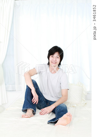 ベッドでくつろぐ男性 3461852