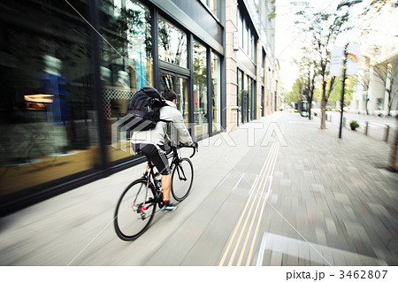サイクリング 自転車通勤 男性の写真素材