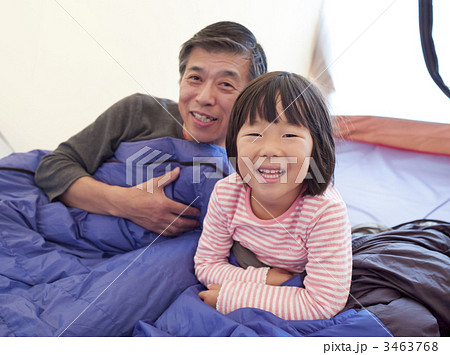 シュラフで寝る 3463768