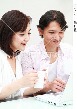 コーヒーブレイク中の夫婦 3467435