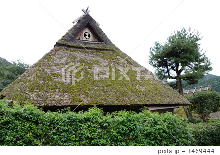 茅葺き屋根の古民家 3469444