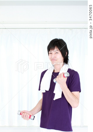 筋トレする男性 筋トレする男性 3470065
