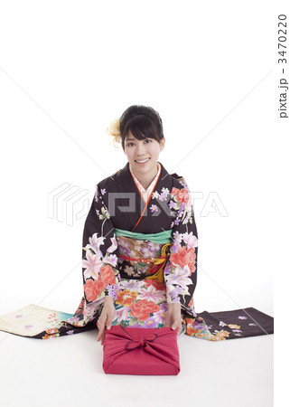 年始の挨拶をする女性 3470220