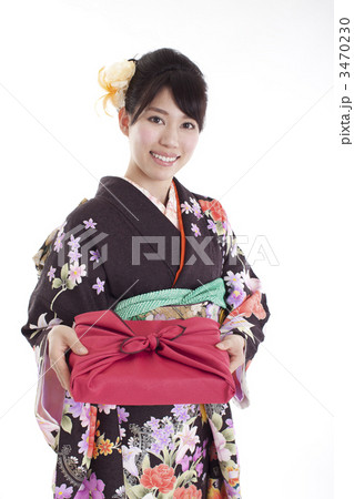 年始の挨拶をする女性 年始の挨拶をする女性 3470230