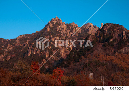 夕日に赤く染められた瑞牆山の山容 夕日に赤く染められた瑞牆山の山容 3470294