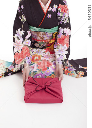 年始の挨拶をする女性 3470351