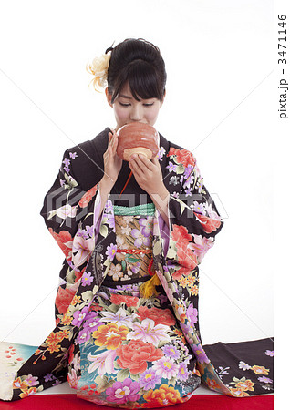 小倉百人一首をする女性 3471146