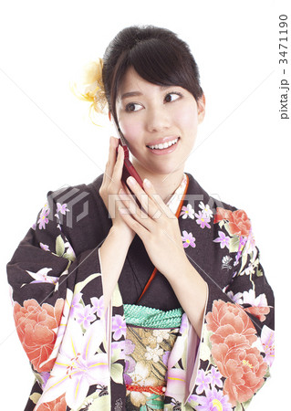 携帯電話をかける女性 携帯電話をかける女性 3471190