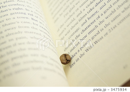 コーヒー豆と本 3475934