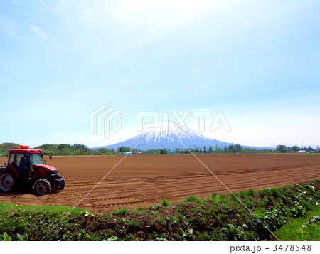 春の羊蹄山と畑の風景 3478548