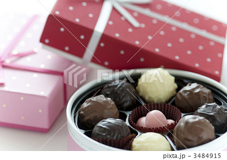 チョコレートトリュフ プレゼントイメージ 箱詰めの写真素材