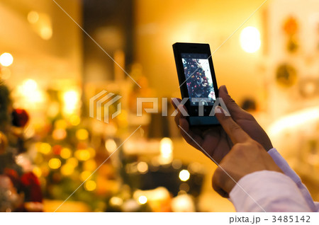 スマートフォンで撮影中の女性 3485142