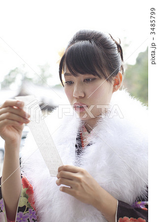 おみくじを読む女性 おみくじを読む女性 3485799