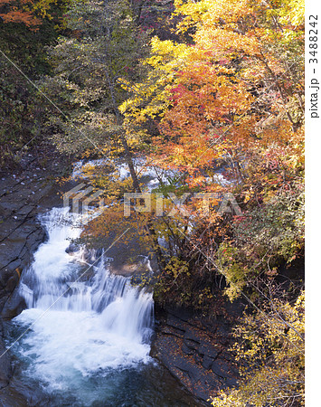 ラルマナイ渓谷の紅葉（長時間露光） 3488242