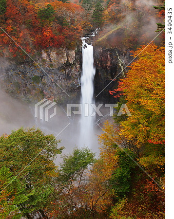 紅葉の華厳の滝 3490435