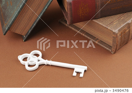 鍵と書籍 3490476
