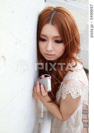 スマートフォンで音楽を聴く超美人 3490697