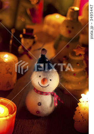 雪だるまとクリスマスツリーとキャンドル 3495447
