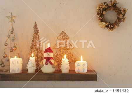壁に飾り付けたクリスマスグッズとキャンドル 3495480