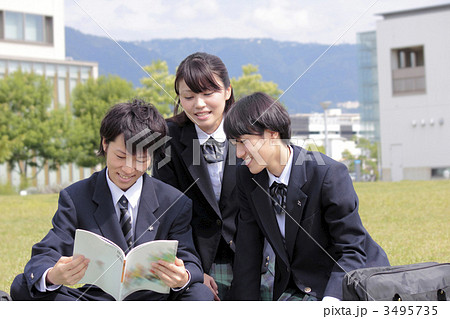芝生に座り教科書を読む高校生たち 芝生に座り教科書を読む高校生たち 3495735