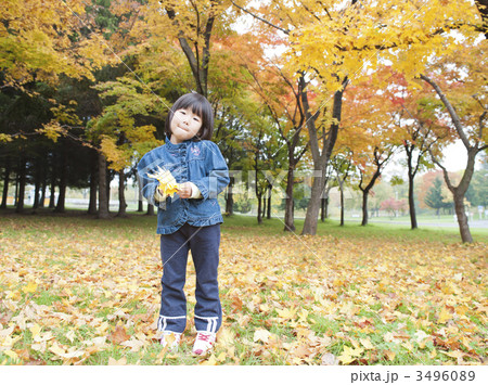 紅葉と女の子 3496089