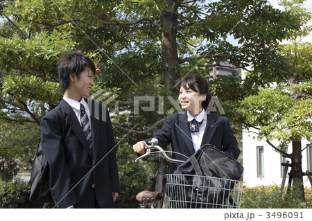 自転車通学をする女子高生 3496091