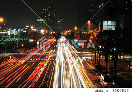 夜の交差点の写真素材