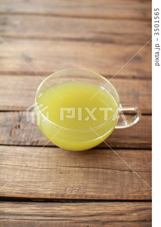 耐熱カップに入れた温かいにごり緑茶 3501565