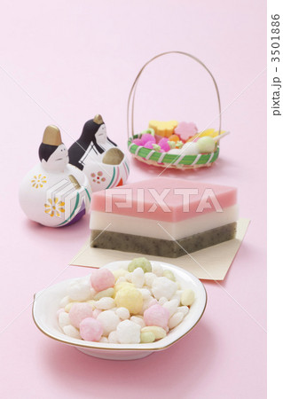 雛人形と雛あられと菱餅 3501886