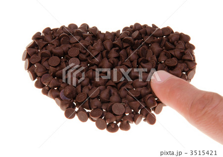 ハート型のチョコレートチップと人差し指 3515421