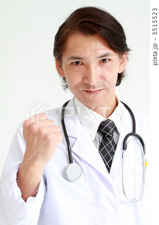 ガッツポーズする医師 3515523
